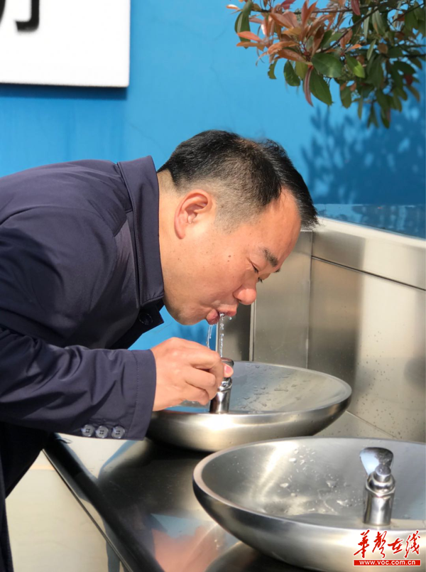 長沙市水務局黨委書記、局長曹彪在節(jié)水展廳前坪直飲水臺飲用二水廠出廠水。
