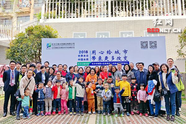 長(zhǎng)沙水業(yè)向市民開(kāi)放由江南水務(wù)建設(shè)有限公司運(yùn)行管理的南園小區(qū)的標(biāo)準(zhǔn)化二次供水泵房。 