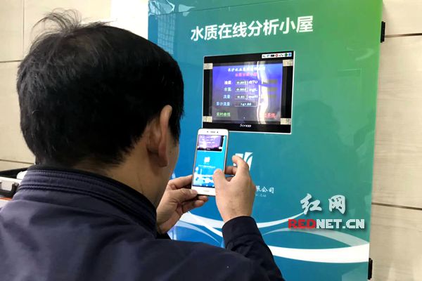 市民代表走進(jìn)南園小區(qū)，全方位地參觀了二次供水標(biāo)準(zhǔn)化泵房。 