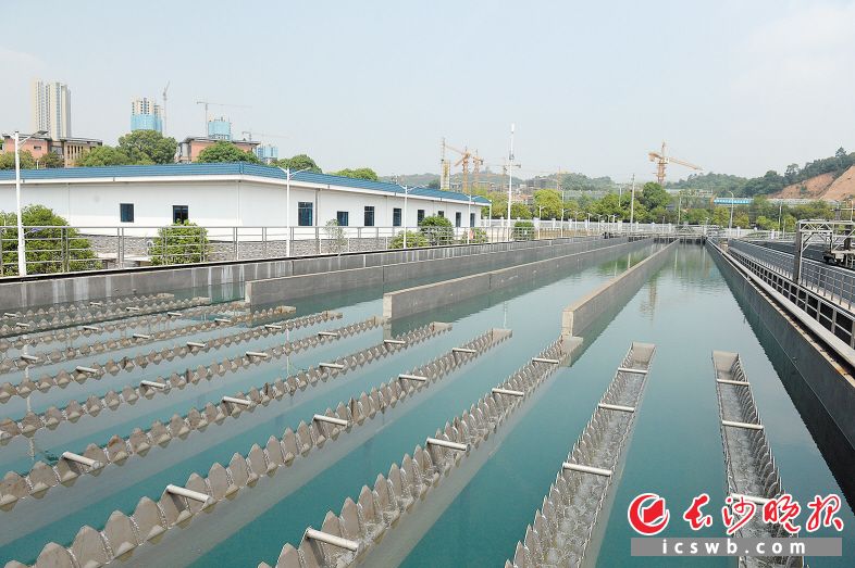 長沙第六水廠位于開福區(qū)芙蓉北路與興聯(lián)路、創(chuàng)遠(yuǎn)路交會(huì)處西北角，占地面積157.36畝，項(xiàng)目一期供水能力為10萬噸/日，遠(yuǎn)景總規(guī)模為50萬噸/日。