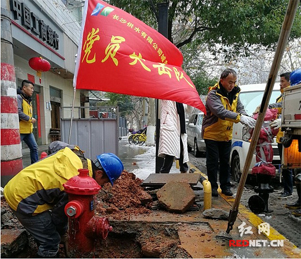 長沙供水有限公司工作人員正對消火栓進行維護。（資料圖）